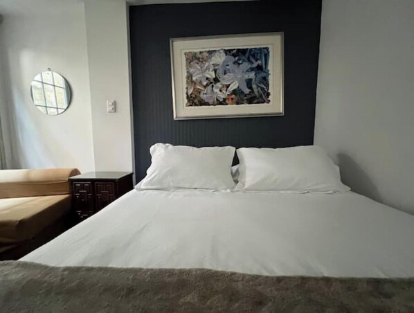 4 bedrooms, iron/ironing board, WiFi, bed sheets