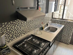 Batterie de cuisine, vaisselle et ustensiles