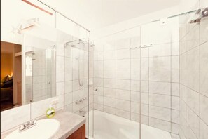Dusche, Handtücher, Seife, Shampoo