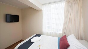 3 bedrooms, in-room safe, iron/ironing board, WiFi - 3-Bedroom 4-Bath condo 2 blocks from sea in Miraflores with WiFi and Balcony (Miraflores)