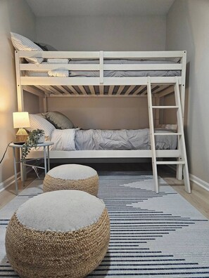 3 habitaciones, escritorio, tabla de planchar con plancha y wifi