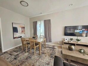 Dining - Chic Loft in the Southport Corridor (Chicago)