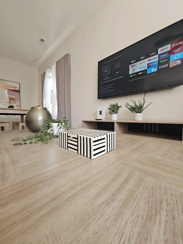 Interior - Chic Loft in the Southport Corridor (Chicago)