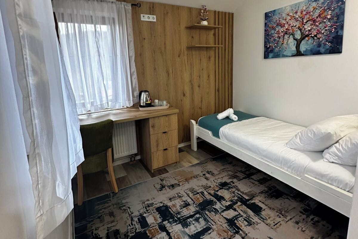Luxe beddengoed, een bureau, een laptopwerkplek
