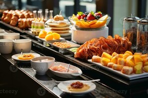 Se ofrece un desayuno bufé entre semana (5 EUR por persona)