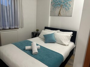 أغطية فراش متميزة ومكتب ومساحة عمل للكمبيوتر المحمول ومكواة/لوح كي