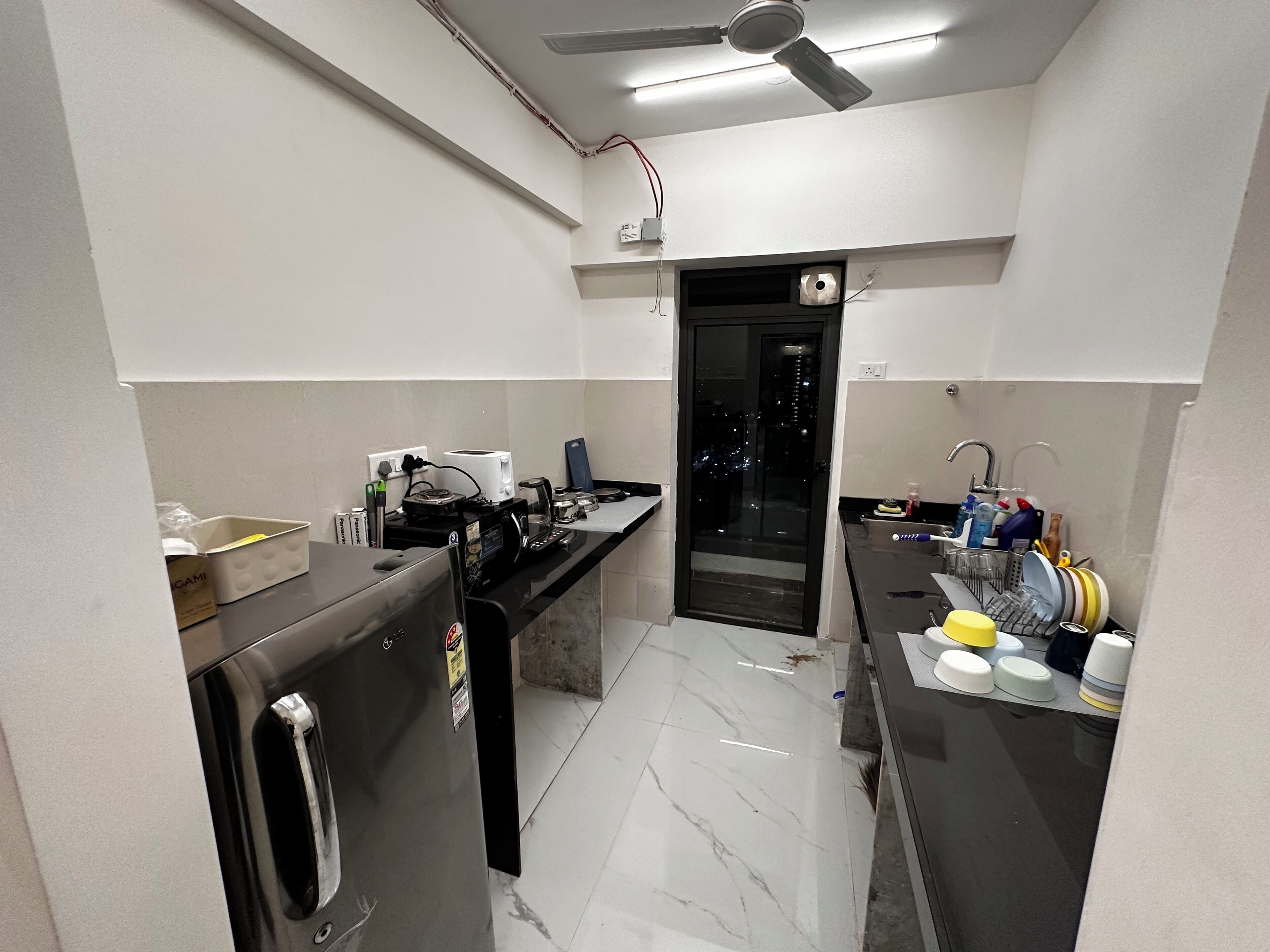 冷蔵庫、電子レンジ、コンロ、電気ポット