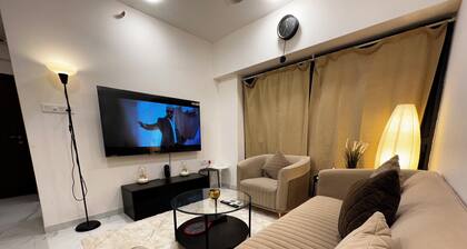 Sky Oasis: Premium 2BHK I 65' TV, AC, High Floor, Andheri West