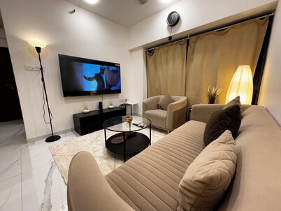 Sky Oasis: Premium 2BHK I 65' TV, AC, High Floor, Andheri West