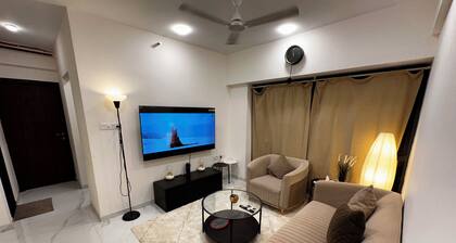 Sky Oasis: Premium 2BHK I 65' TV, AC, High Floor, Andheri West