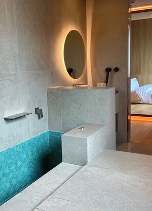 Separate tub and shower, hair dryer, towels, shampoo