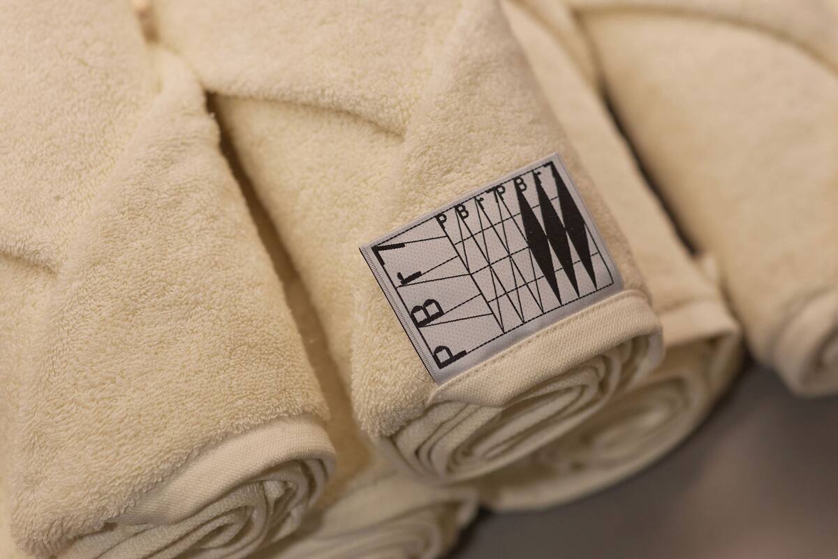 Comfort tweepersoonskamer, privébadkamer, uitzicht op tuin | Badkamer | Een aparte badkuip en douche, een haardroger, handdoeken, shampoo