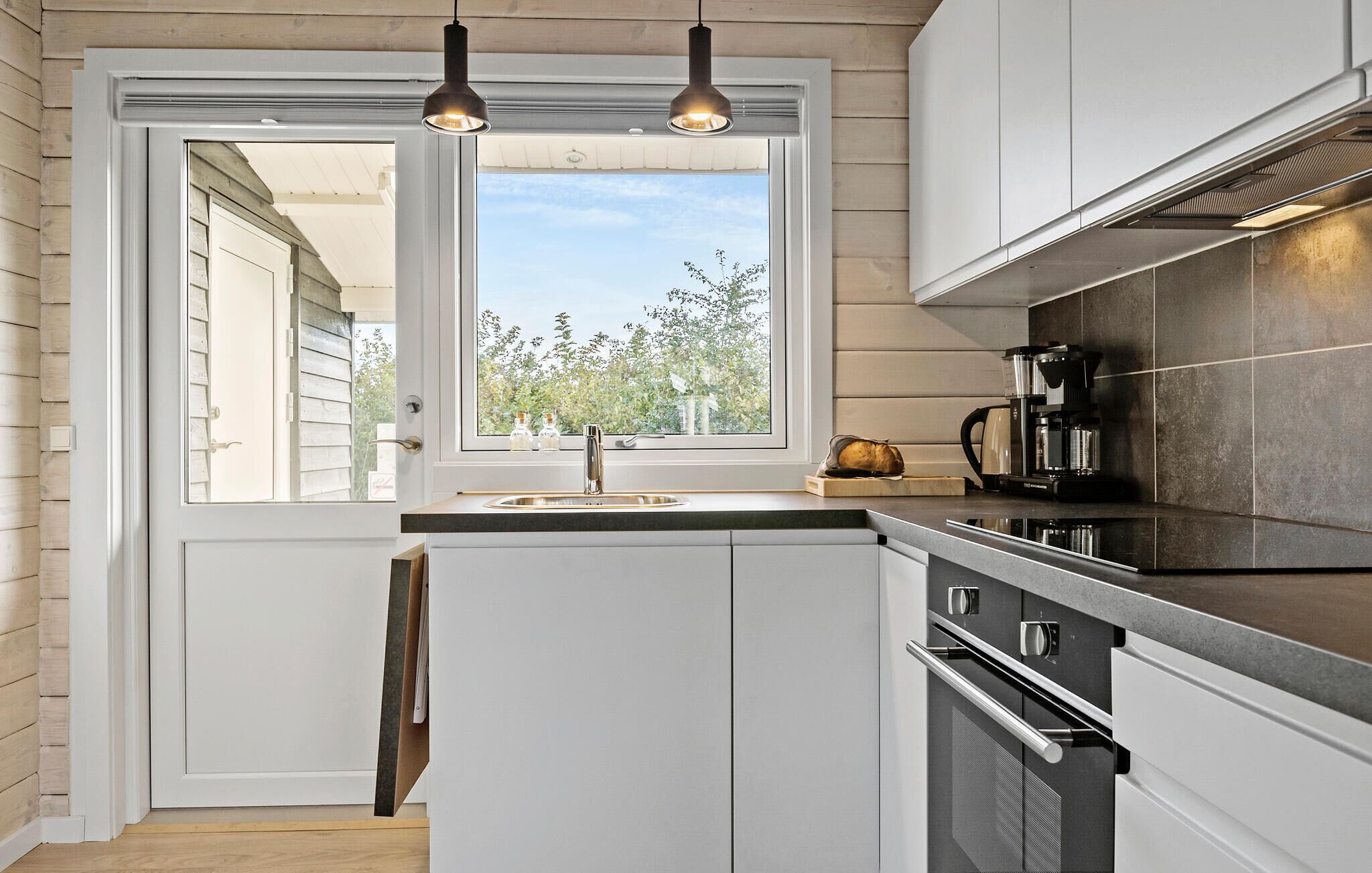 Coffee/tea maker, fridge, microwave, stovetop