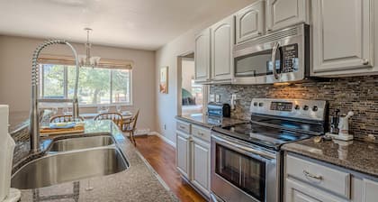 Casa Rimrock: Pergola Dining and Monument Views