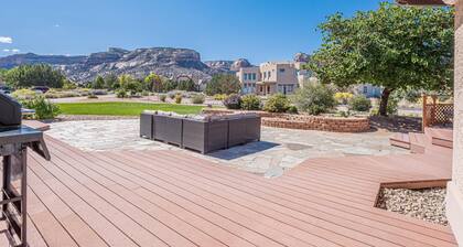Casa Rimrock: Wake Up at CO Monument