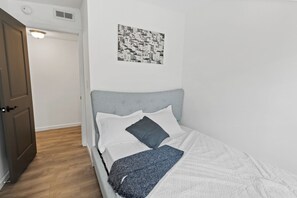 3 bedrooms, free WiFi, bed sheets - 3 Bedroom Retreat Steps from the AC Boardwalk! Unbeatable Location!! (Atlantic City)