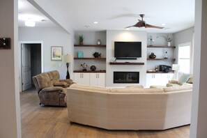 Living area - Charming 3-bedroom house: Winona Lake Front (Warsaw)