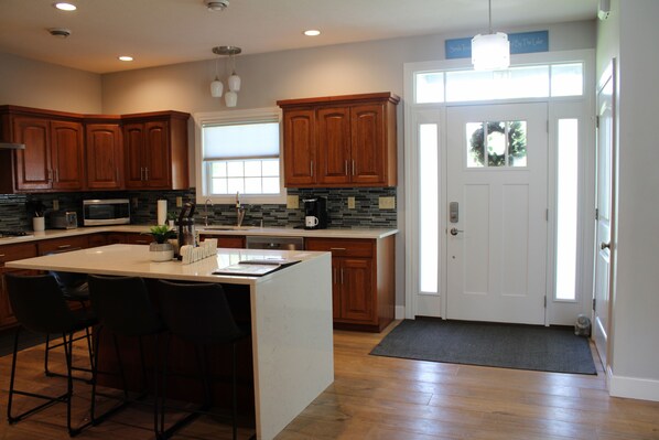 Private kitchen - Charming 3-bedroom house: Winona Lake Front (Warsaw)