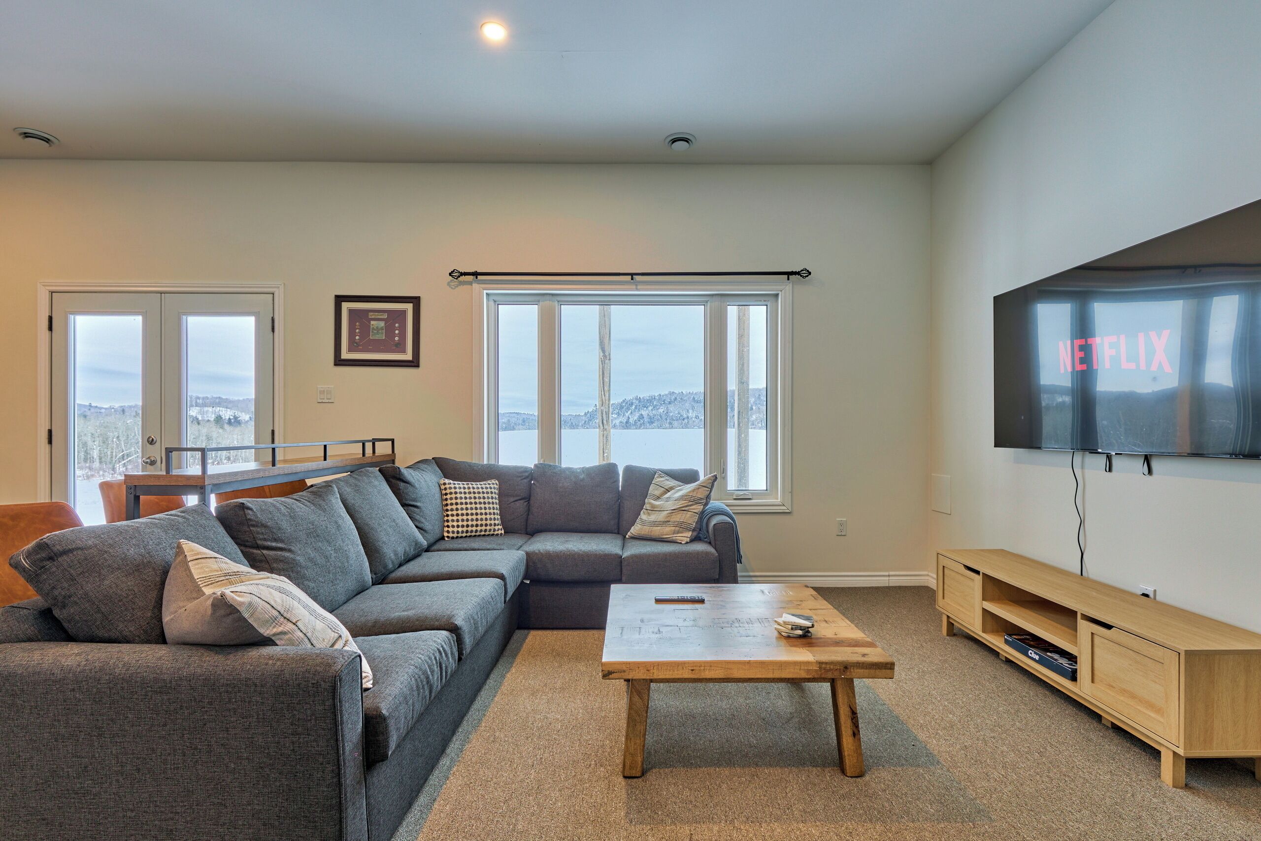 TV connectée, baby-foot, écrans d'ordinateur