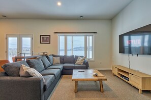 Smart TV, table football, computer monitors - Modern Farmhouse Getaway | 5+ Acres | Family Friendly | Arrowhead | Algonquin (Huntsville)