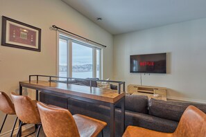 Smart TV, table football, computer monitors - Modern Farmhouse Getaway | 5+ Acres | Family Friendly | Arrowhead | Algonquin (Huntsville)