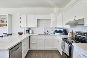 ثلاجة، ميكروويف، فرن، موقد طهي مسطح