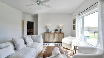 Älytelevisio, pöytäjalkapallopöytä, tietokoneen näyttö