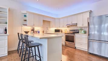 Geladeira, micro-ondas, fogão, cooktop