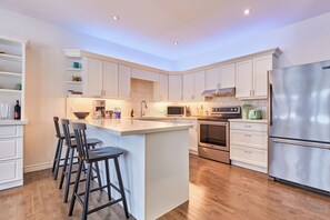 Fridge, microwave, oven, stovetop - Modern Farmhouse Getaway | 5+ Acres | Family Friendly | Arrowhead | Algonquin (Huntsville)