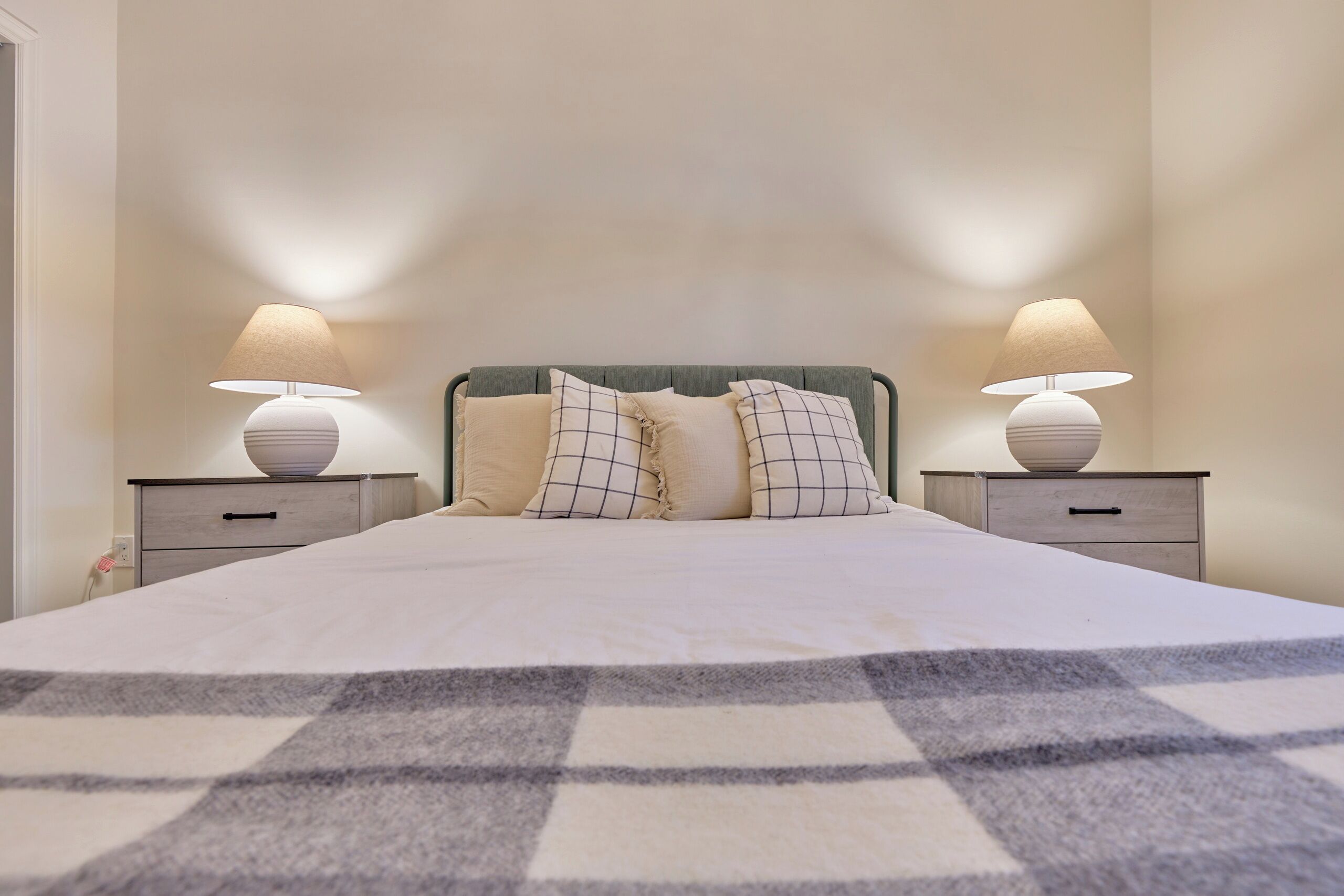 4 habitaciones, escritorio y tabla de planchar con plancha 