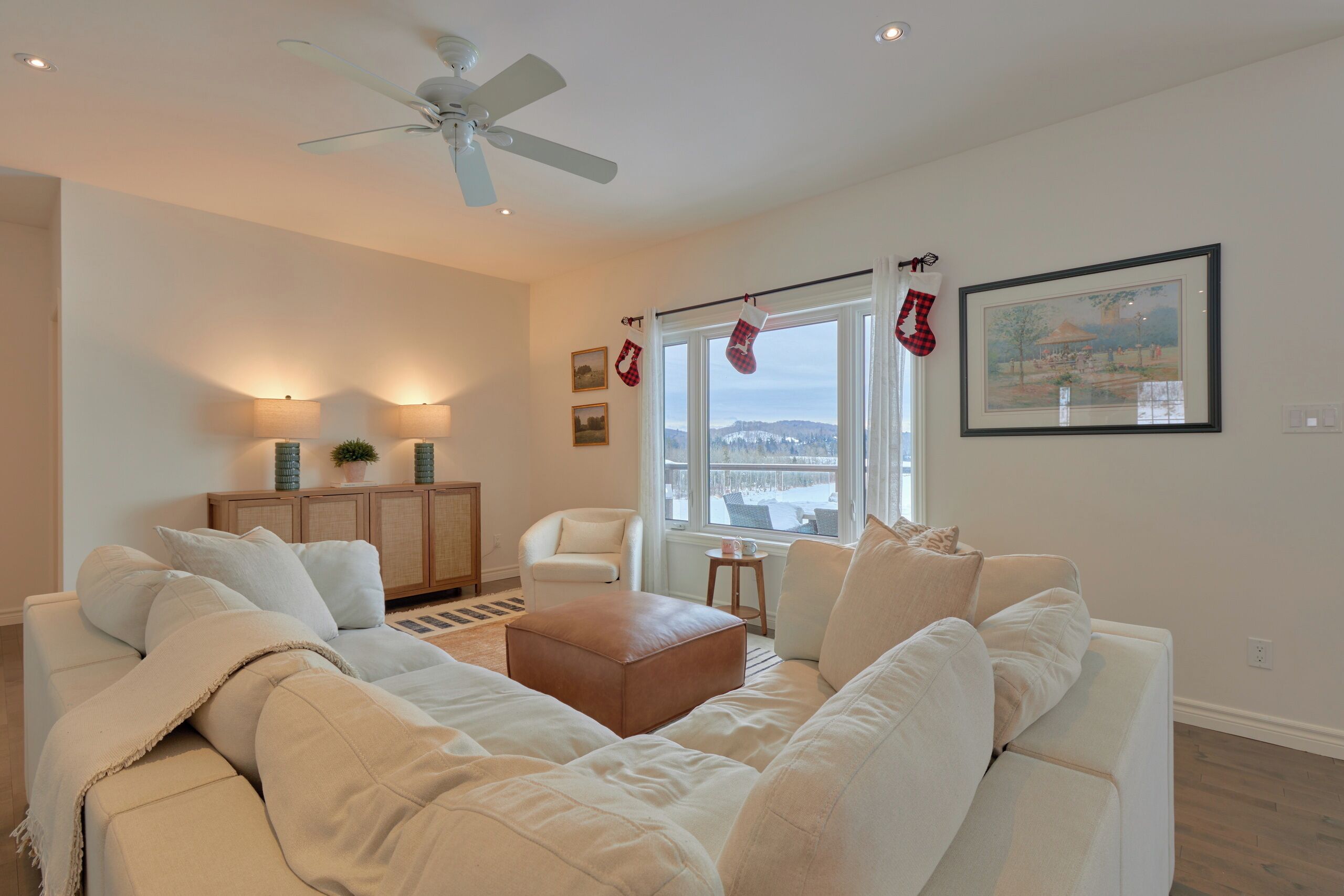 TV connectée, baby-foot, écrans d'ordinateur