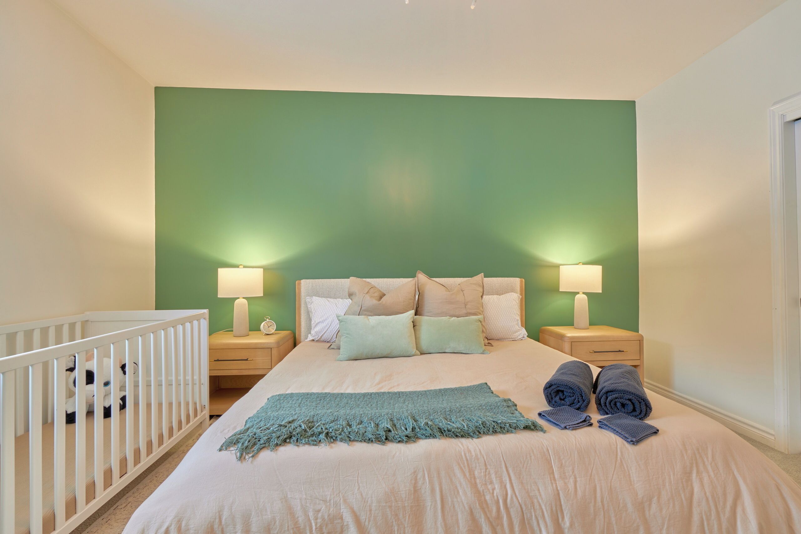 4 chambres, bureau, fer et planche à repasser, lit parapluie