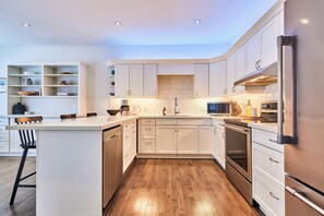 Kjøleskap, mikrobølgeovn, ovn og kokeplater