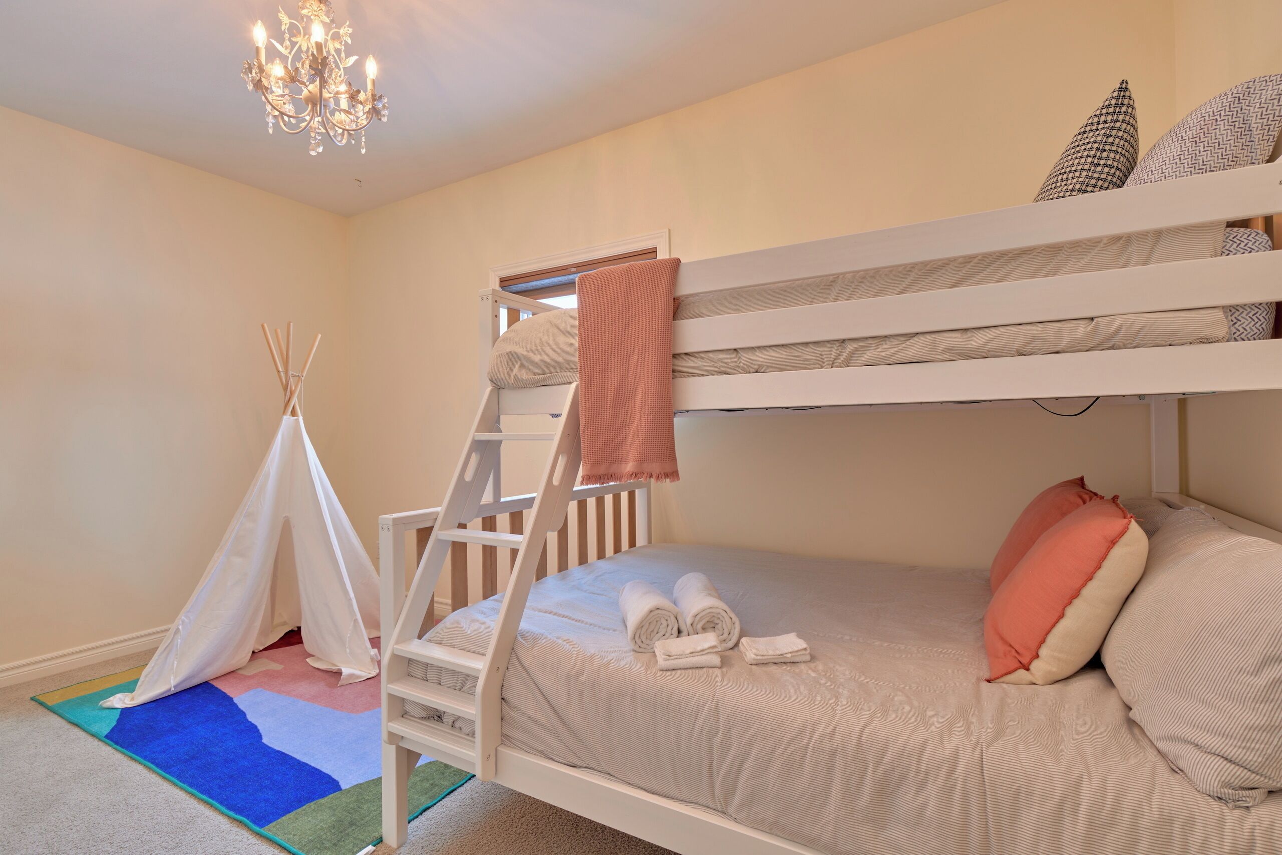 4 habitaciones, escritorio y tabla de planchar con plancha 