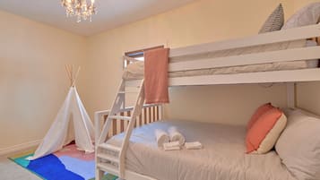 4 habitaciones, escritorio y tabla de planchar con plancha