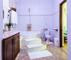 Een douche, een haardroger, handdoeken, zeep