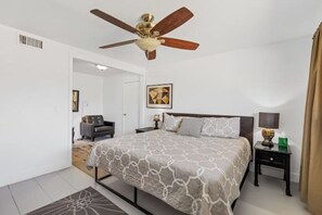 3 عدّة غرف نوم وخزنة داخل الغرفة ومكواة/لوح كي وواي فاي