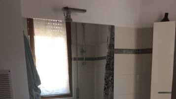 Sèche-cheveux, serviettes fournies, savon, papier toilette