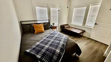 5 chambres, bureau, fer et planche Ă repasser, lit parapluie