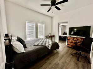 5 chambres, bureau, fer et planche à repasser, lit parapluie