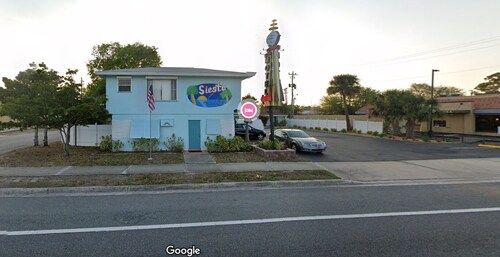 Cozy 1-bedroom apartment in brilliant Titusville with AC, WiFi with water views