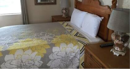 Cozy 1-bedroom apartment in brilliant Titusville with AC, WiFi with water views