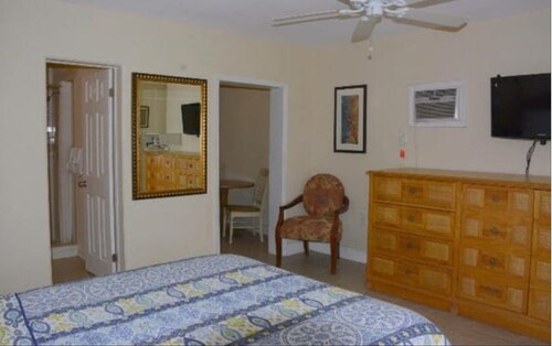 Cozy 1-bedroom apartment in brilliant Titusville with AC, WiFi with water views