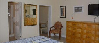 Cozy 1-bedroom apartment in brilliant Titusville with AC, WiFi with water views