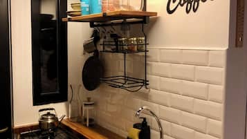 Horno, parrilla de estufa, cafetera y tetera y tostadora