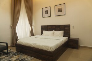 4 bedrooms, iron/ironing board, WiFi, bed sheets