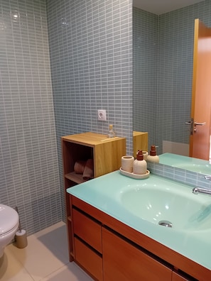 Shower, hair dryer, bidet, towels - Spacious and welcoming modern apartment. (Olhão)
