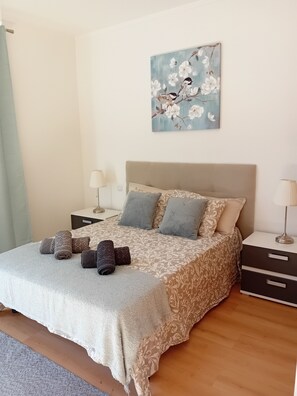 2 bedrooms, iron/ironing board, WiFi, bed sheets - Spacious and welcoming modern apartment. (Olhão)