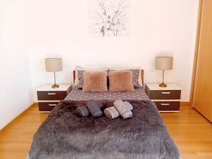 2 bedrooms, iron/ironing board, WiFi, bed sheets - Spacious and welcoming modern apartment. (Olhão)