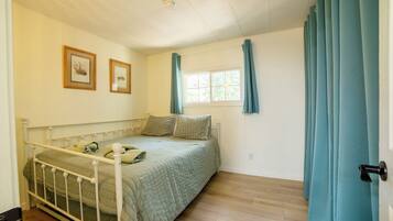 2 habitaciones, escritorio, tabla de planchar con plancha y wifi gratis